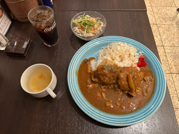 「ヒレカツのせポークカレー（カレー＋スープ＋サラダ）980円」@洋食キッチン シャトーの写真