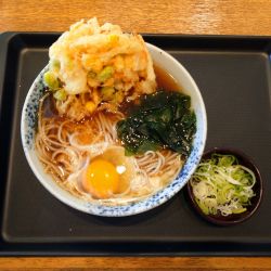 枝豆とコーンのかき揚げそば＋生卵