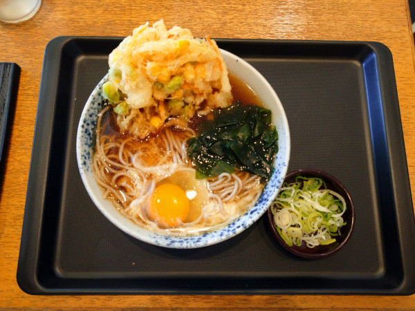 「枝豆とコーンのかき揚げそば＋生卵」@しぶそば 武蔵小杉店の写真