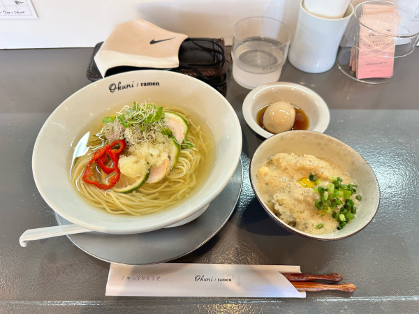 「真昆布冷やしレモンver塩トッピングコク味玉とあご出汁しの自然薯」@おくに / らーめんの写真