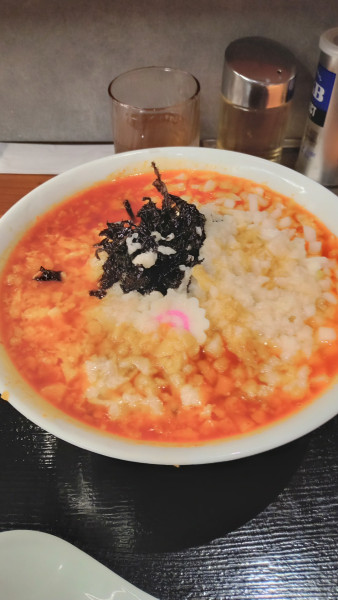 「赤辛中華そば+大脂+きざみ玉ねぎ」@酒麺亭 潤 JR新潟駅店の写真