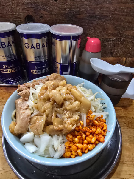 「小ラーメン　辛い奴　黒アブラ　玉ねぎ　辛あげ」@麺でる 多摩センター店の写真