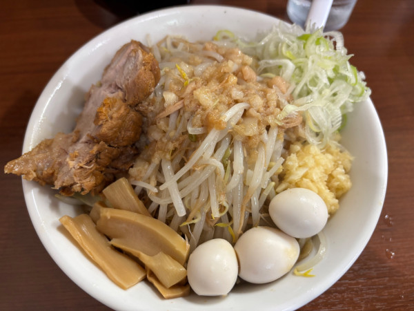 「油そば小　にんにく　うずらトッピング」@どでん 西川口店の写真