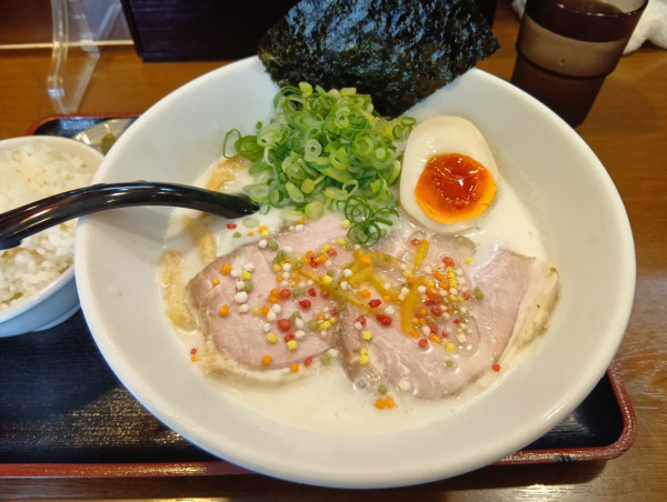 「限定冷やし鶏白湯らぁめん　ライス　チャーシュー+山葵」@らあめん彩鶏どりの写真