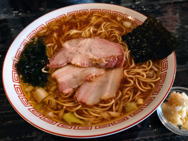 「中華そば（醤油）850円 にんにくTP 50円」@レニー食堂の写真