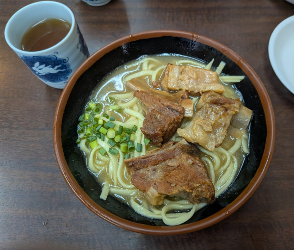 「ソーキそば950円」@うちなーすば ヤージ小の写真