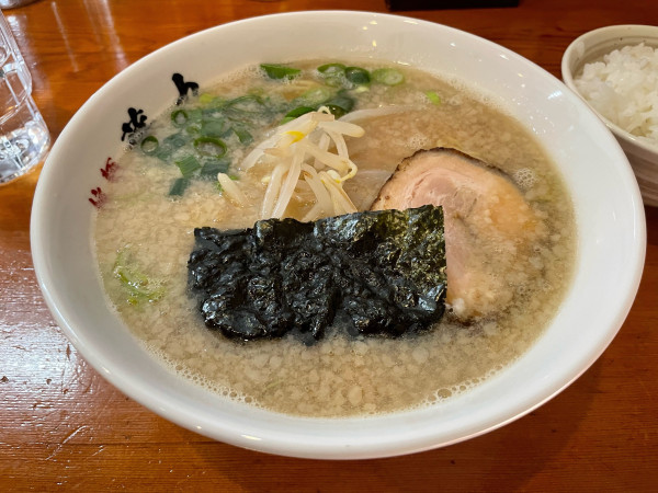 「ラーメン　半ライス」@東京豚骨拉麺 藤丸の写真