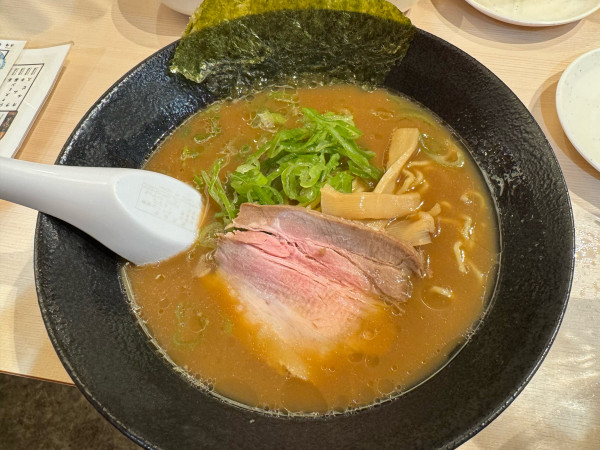 「醤油らーめん　869円」@酒場伸輔 博多駅筑紫口店の写真