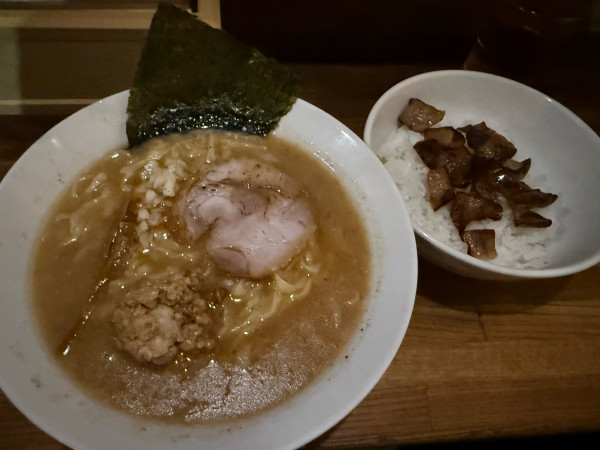 「ラーメンに味付背脂➕トロ飯」@とんこつラーメン 龍龍の写真