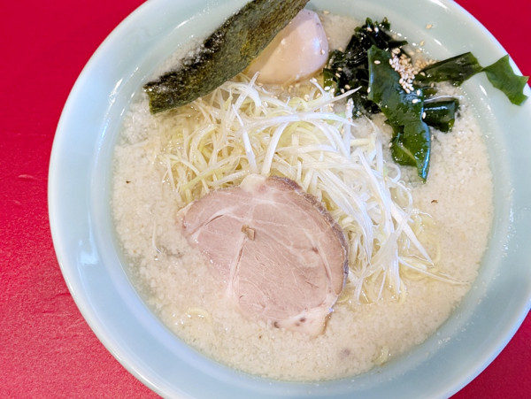 「塩ネギラーメン（脂多め）＋味玉」@ラーメンショップ小池 大島本店の写真