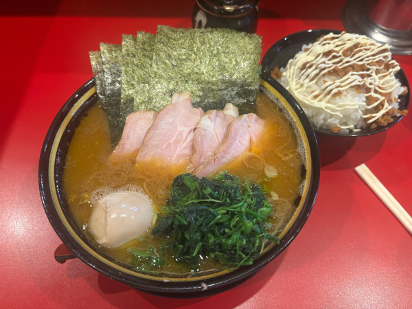 「特製ラーメン1260円 中盛100円 ライス大180円」@家系ラーメン 稲葉家の写真