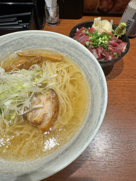 「鶏塩ラーメン750円＋本まぐろ丼500円」@麺屋 ことぶき 千葉駅前店の写真