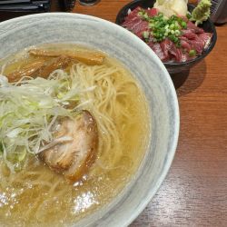 鶏塩ラーメン750円＋本まぐろ丼500円