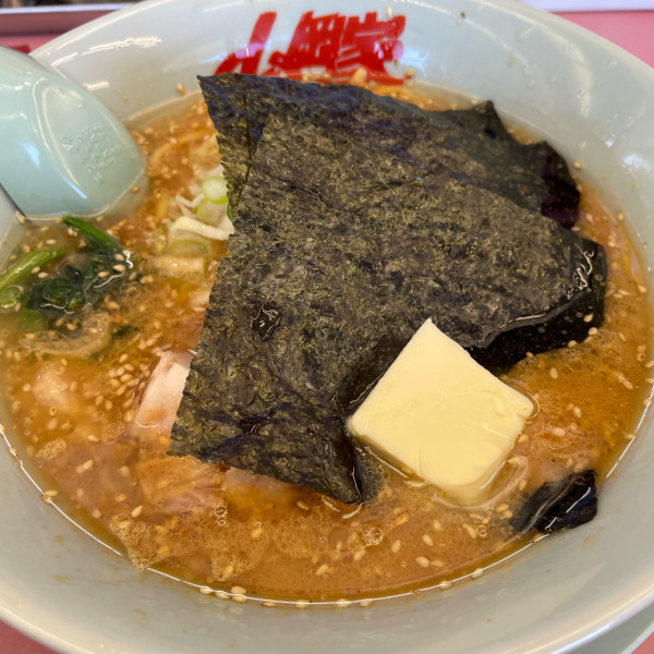 「特製味噌ラーメン 830円 バター 80円 コロチャー」@ラーメン山岡家 高崎西店の写真