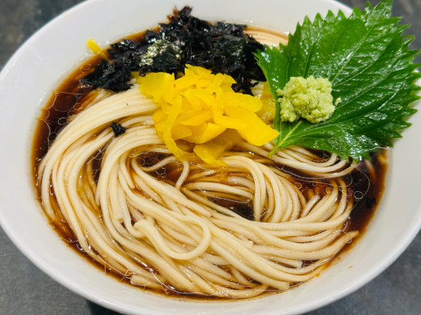 「冷やしカニ蟹煮干しラーメン 1,200円 中盛 100円」@宮元製麺の写真