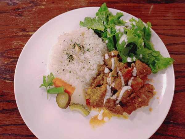 「カレーチキンonライス　１１００円」@243 IN THE DININGの写真