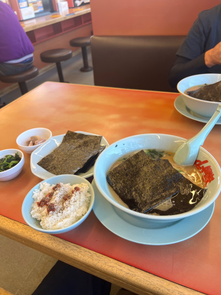 「醤油らーめん　ほうれん草　海苔　コロチャー　半ライス」@ラーメン山岡家 さいたま丸ヶ崎店の写真