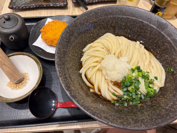 「おろしぶっかけうどん(大)940円+酔鯨＆他いろいろ」@山下本気うどん 池袋北口の写真