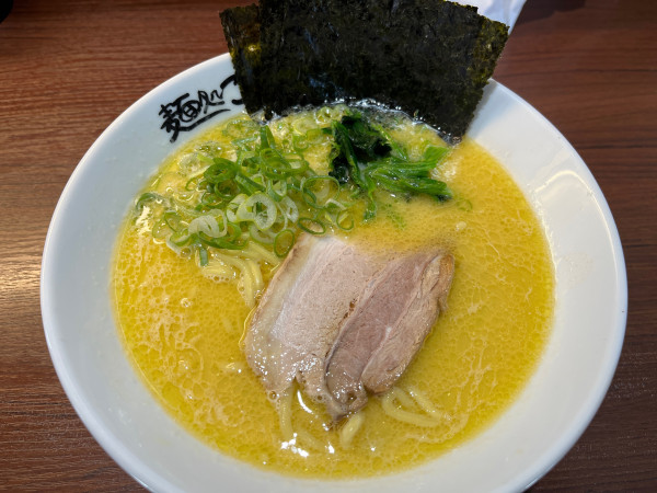 「塩ラーメン固め870円」@麺処ここらの写真