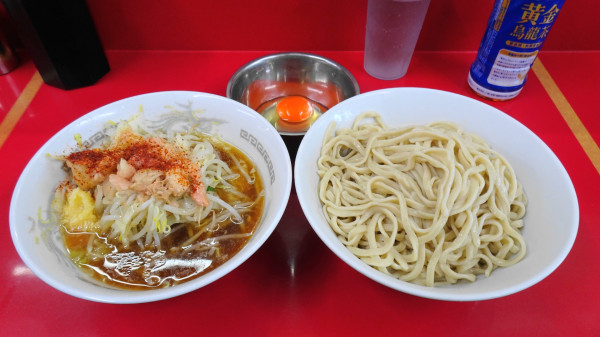 「小ラーメン（950円）＋塩つけ麺＋マキシマムこいたまご」@ラーメン二郎 越谷店の写真