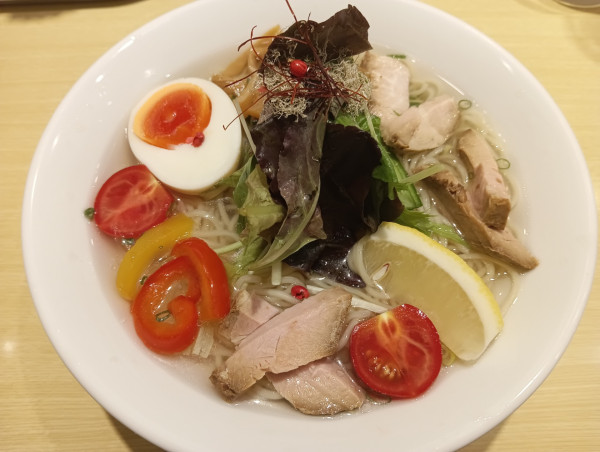 「【期間限定】冷やし塩ラーメン+サッポロクラッシック夏限定缶」@函館塩ラーメン 五稜郭の写真