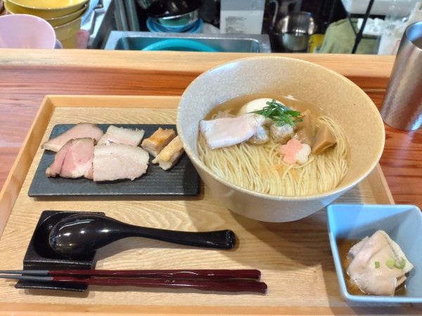 「特製鯛出汁塩そば+和え玉」@中華そば かたばみの写真