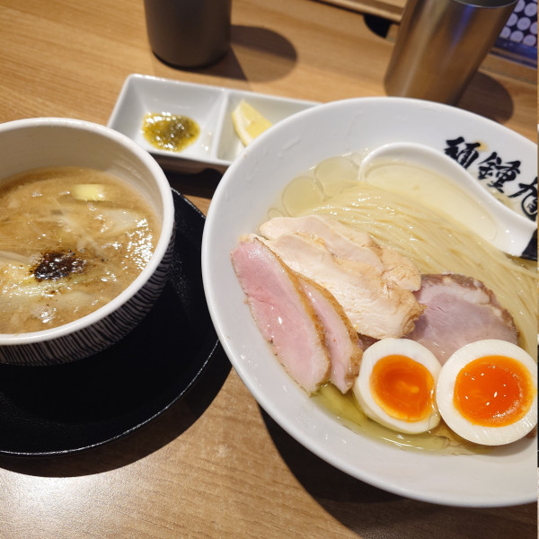 「日本一生揚げ醤油の鴨鶏新昆布水つけ麺（味玉TP）」@麺 鍾馗の写真