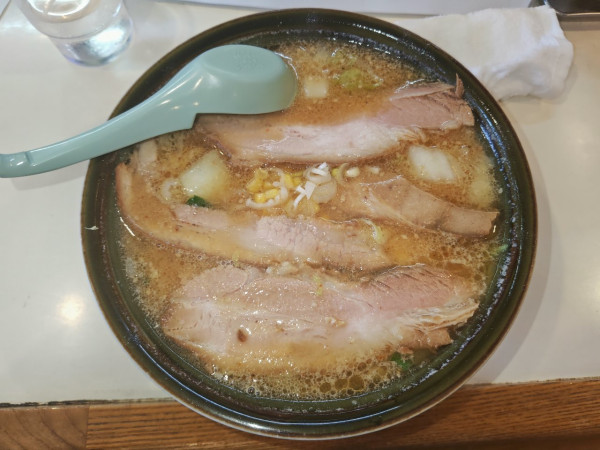「ひぐま+チャーシュー  ﾒﾝﾏ、ｷｸﾗｹﾞ抜き」@サッポロラーメン羆 由良店の写真