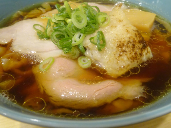 「地鶏中華そば（醤油）　太麺　900円」@中華そば よしかわ 熊谷店の写真