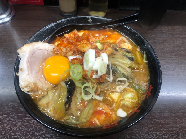 「月見ホルモン麻婆麺（特大+チャーシュー）」@元祖旨辛系タンメン 荒木屋の写真