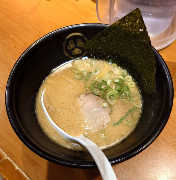 「豚骨醤油（半麺、900円）」@TOKYO豚骨BASE MADE by 博多一風堂 アトレ大船店の写真
