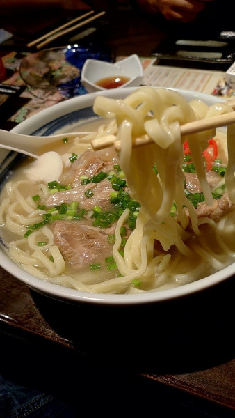 「海ぶどう＋ソーキそば＋味濃いめ＋大盛り」@沖縄料理ハナハナ 鶴ヶ島店の写真