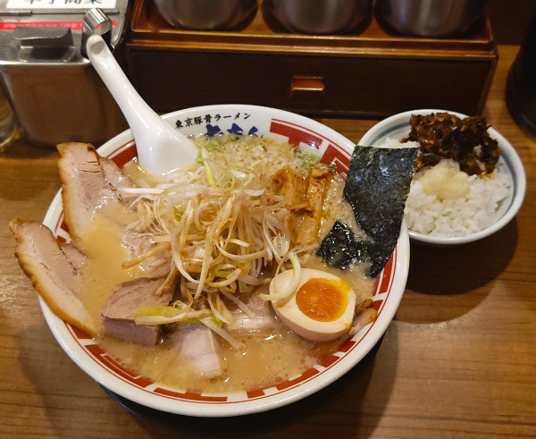 「東京豚骨ラーメン得入り（ちぢれ麵・大盛）+無料ライス」@屯ちん 池袋西口店の写真