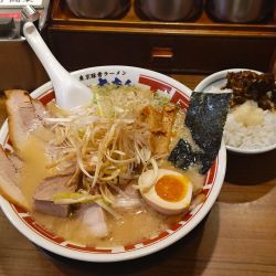 東京豚骨ラーメン得入り（ちぢれ麵・大盛）+無料ライス