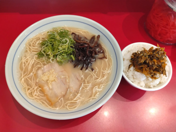 「本場博多ラーメン+ライス無料¥700-」@本場博多ラーメン せまかっちゃん 神田店の写真