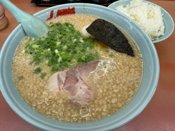 「プレミアム塩とんこつ中盛り+ライス」@ラーメン山岡家 上尾店の写真