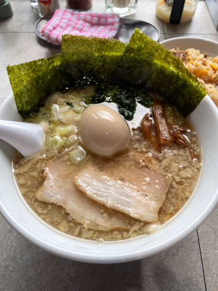 「豚骨醤油らーめん＋味玉¥1,120」@かえる食堂の写真
