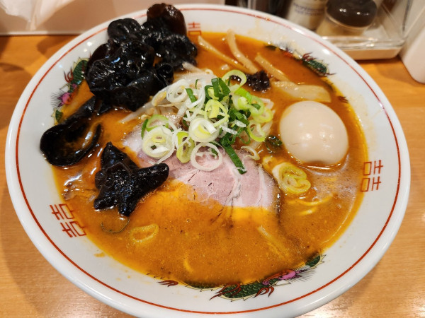 「カレーラーメン　味玉」@らーめん紫雲亭の写真