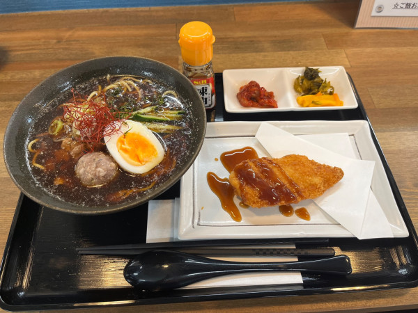 「冷やしさんまラーメン＋給食のカジキカツ」@あおいち食堂の写真