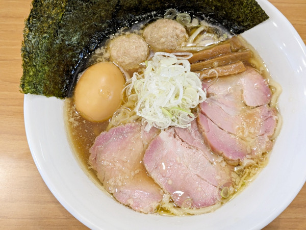 「全部のせ醤油らーめん（燻製たまご）」@しののめヌードルの写真