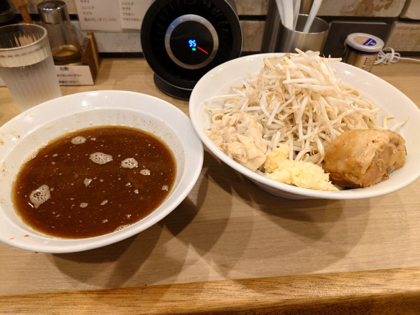 「冷やしつけ麺（煮干し）500g  野菜  ニンニク  アブラ」@麺屋 味方 蒲田店の写真