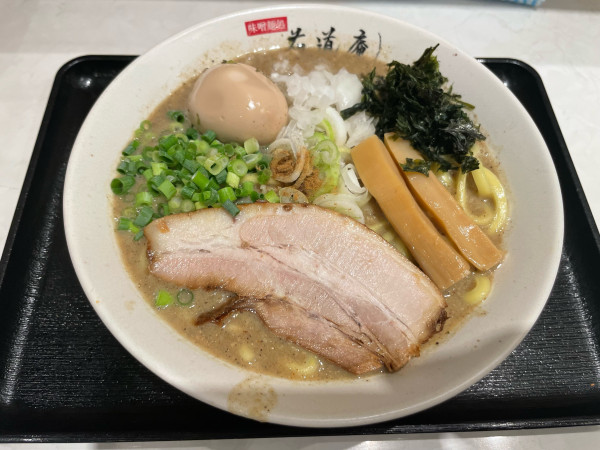 「TOKYO煮干し味噌+味玉」@味噌麺処 花道庵 東京ラーメンストリート店の写真