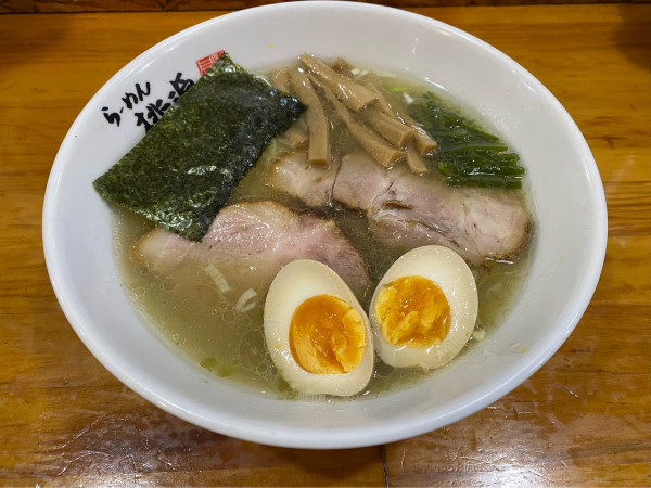 「緑の辛しお1,050円(極細)+厚切りチャーシュー180円」@らーめん 桃源の写真