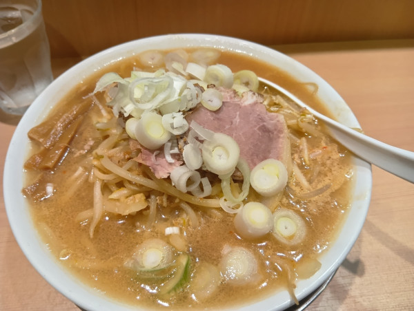 「札幌味噌ラーメン大盛　ライス」@札幌六坊の写真