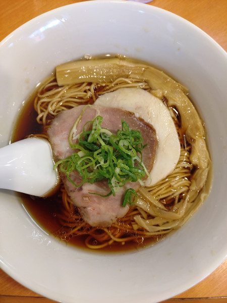 「醤油らぁ麺　900円」@らぁ麺 はやし田 池袋店の写真