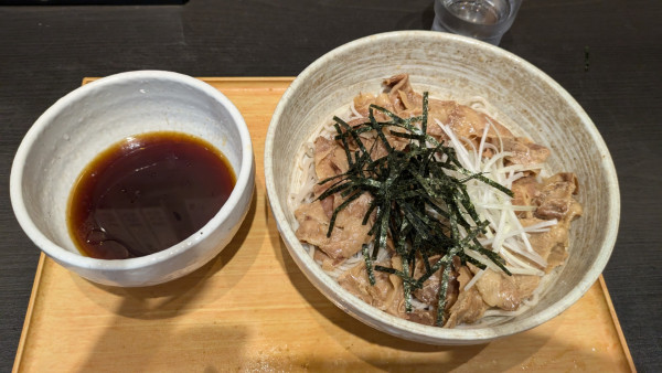 「【期間限定】辛味肉つけそば、大盛肉増し」@小諸そば 水道橋店の写真