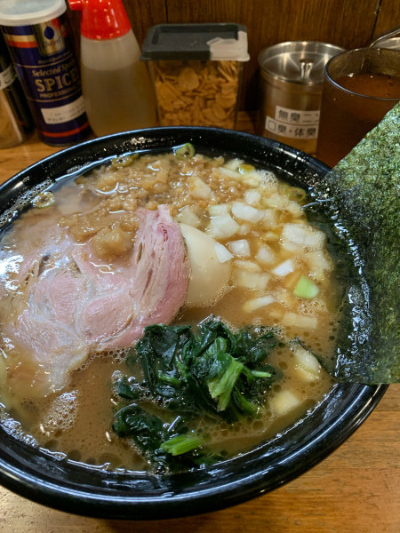 「ラーメン(味付玉子背脂玉ねぎ)」@横浜ラーメン とんこつ家 いわき店の写真