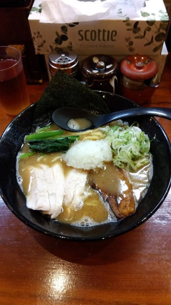 「鶏白湯らーめん+鶏チャーシュー」@三代目麺処 「まるは」極 船橋店の写真