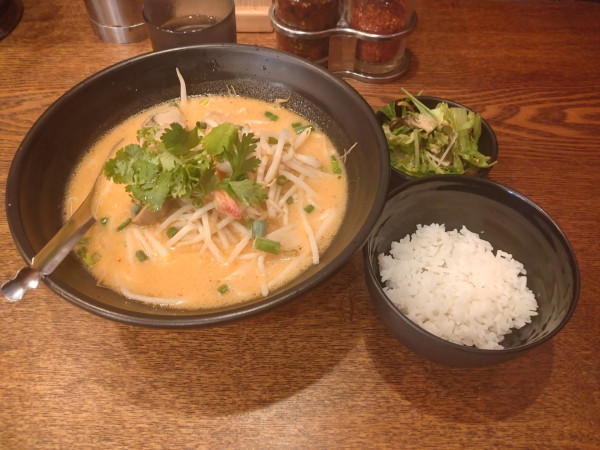 「トムヤムヌードル(中華麺、ライス.サラダ付き)¥990-」@タイ料理 ジャンピーの写真