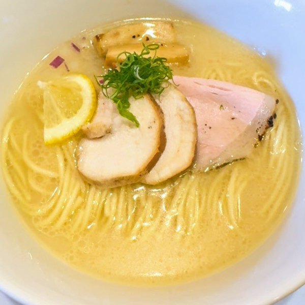 「香川の真鯛白湯と蛤 1100円+もち姫小麦と濃貝出汁400円」@中華そば 先崎の写真